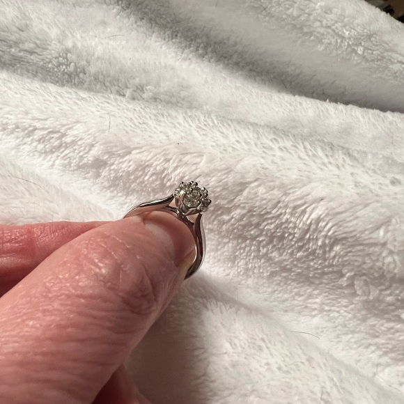 14 kit white gold diamond cluster ring - Picture 3 of 3